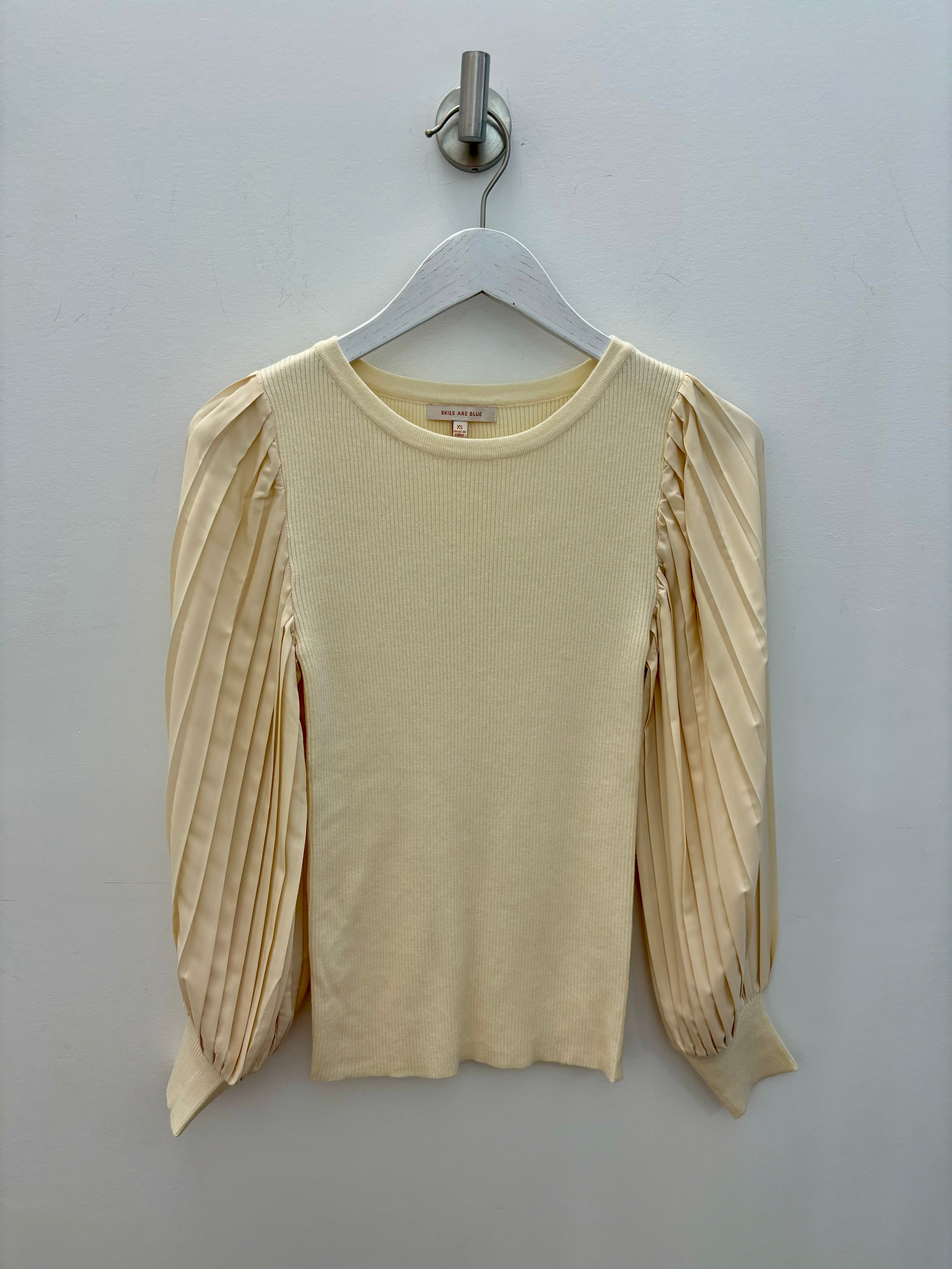 Mixed Pleated Sleeve Knit Top